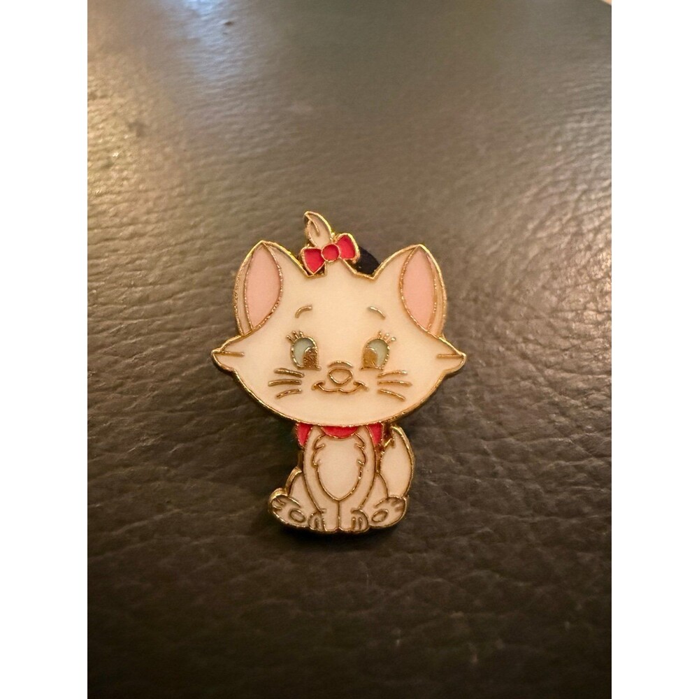 Disney Aristocats Marie Sitting Trading Pin